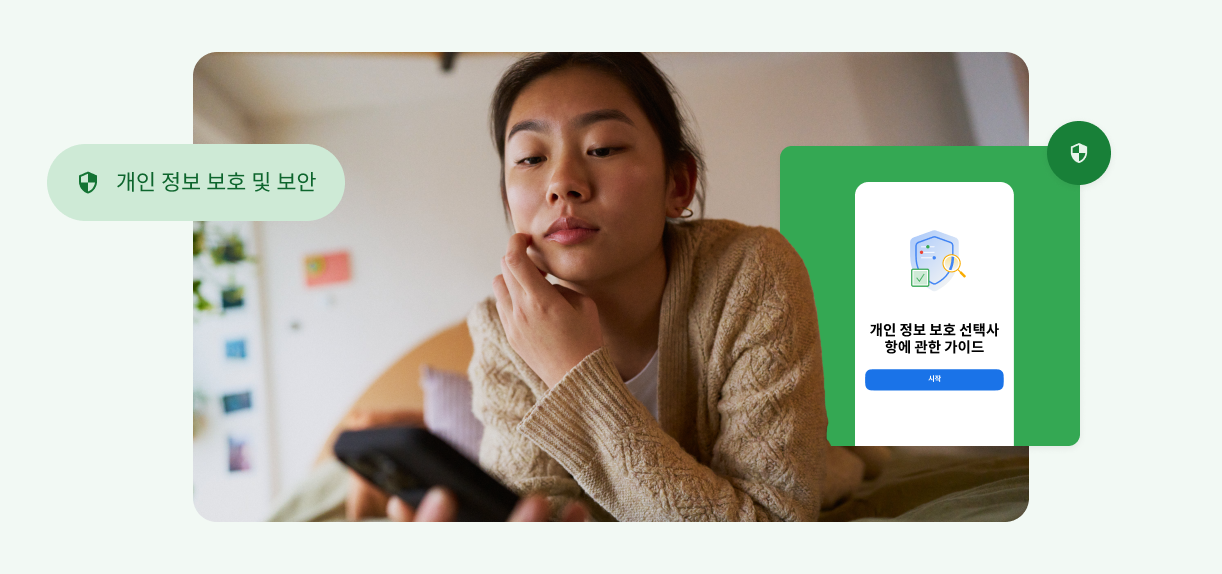 한 여성이 자신의 얼굴에 손을 대고 휴대전화를 보고 있습니다.